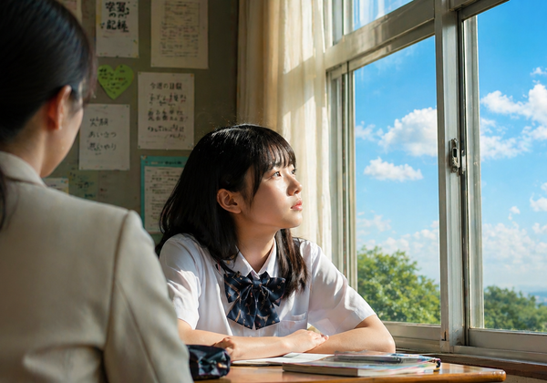 保護者と先生が進路について相談しているシーン