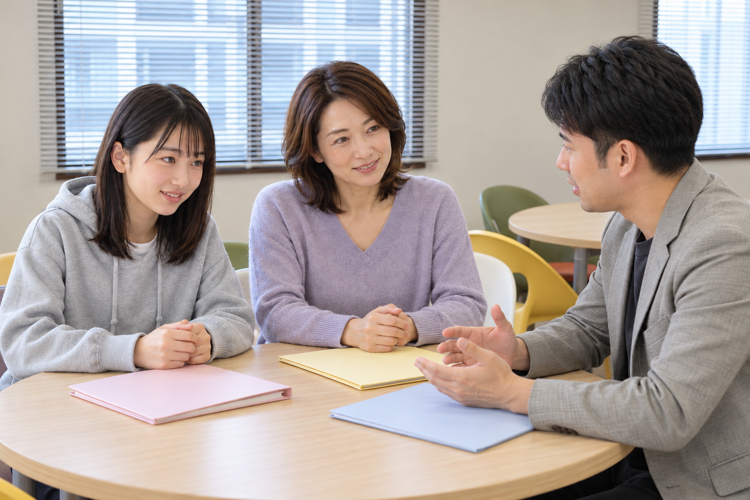親子が相談員と向かい合い、学校について話を聞くイメージ