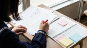 道コンを解いて見直しをする中学生