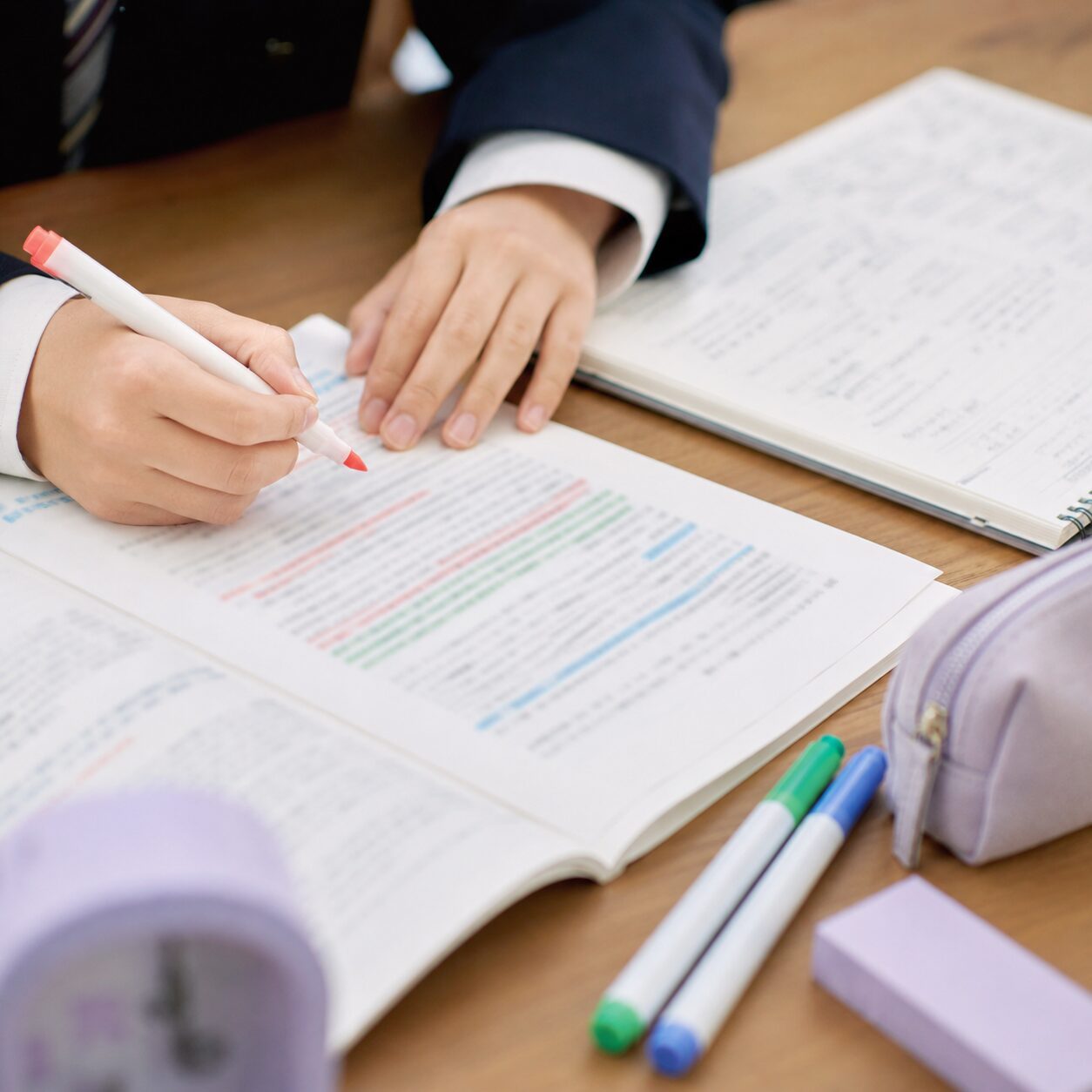 高校生が三色読解で評論文を色分けしながら読み込む様子