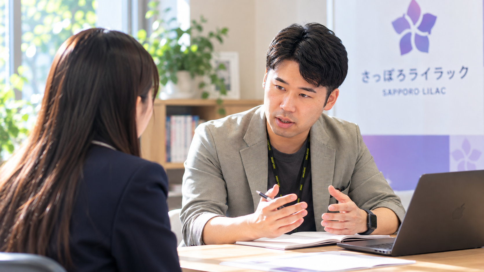 総合型選抜の個別面接対策を行うハル先生と高校生